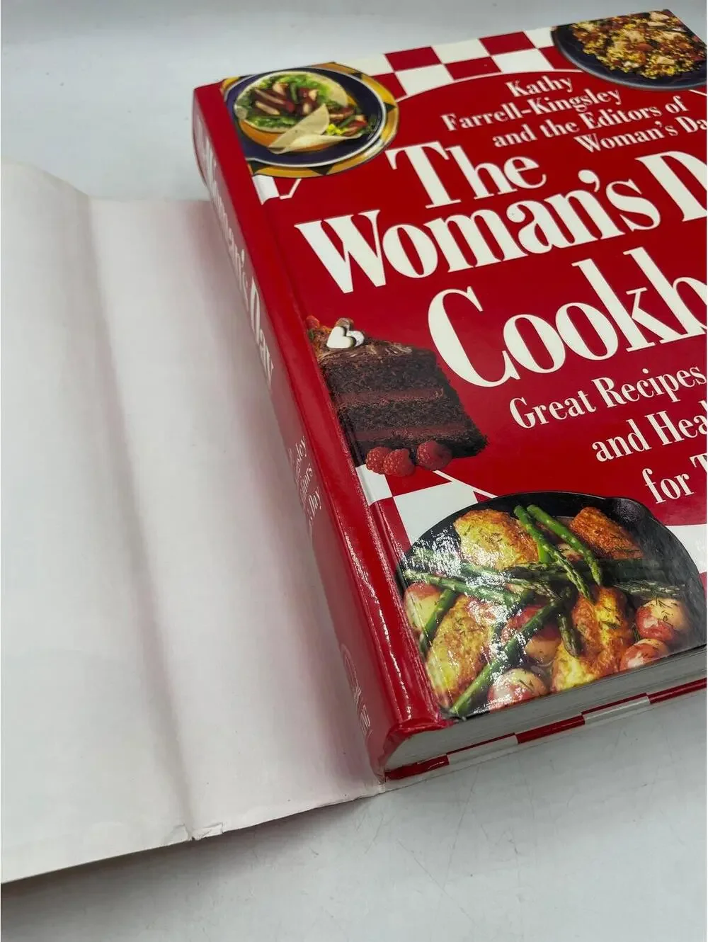 Vintage Woman's Day Cookbook: 700 Illustrated Recipes, 1995